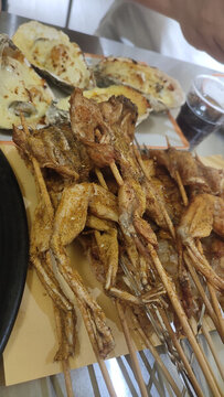 美味烤制小魚串誘人呈現(xiàn)