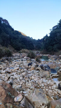 山間碎石遍布的溪流景致