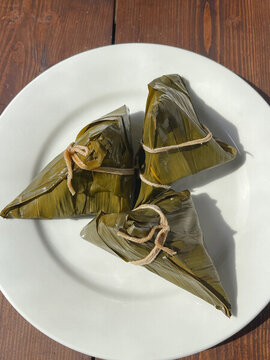 盤中三只美味傳統(tǒng)粽子端午節(jié)