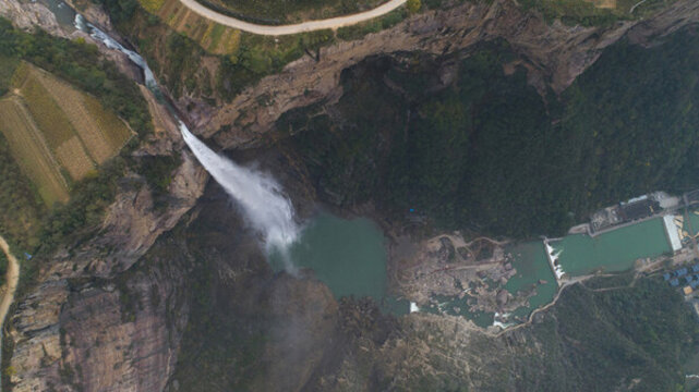 寶泉峽谷見龍瀑