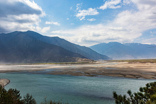 西藏林芝尼洋河江河匯流風光