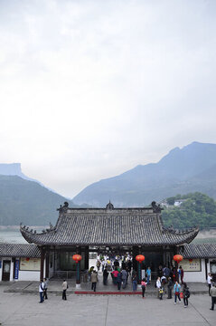 白帝城門(mén)口中式古建前的游人及山水景