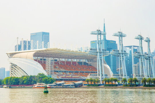 廣州市河畔現(xiàn)代體育場與城市風(fēng)光