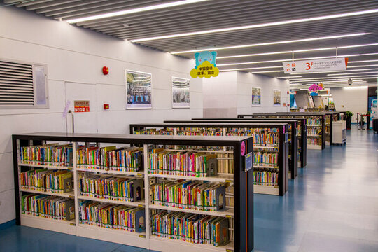 圖書館內的多彩書架一角