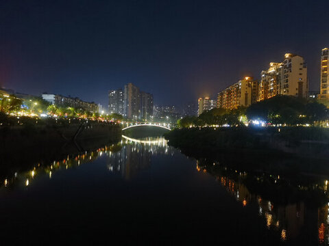 城市河畔璀璨夜景