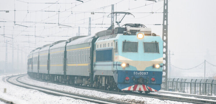 風(fēng)雪中行駛的火車