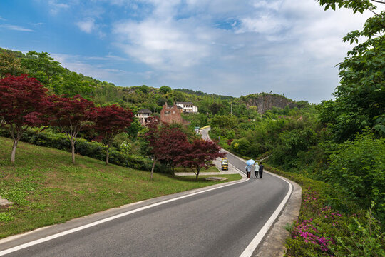 山間漫步的愜意鄉(xiāng)村公路