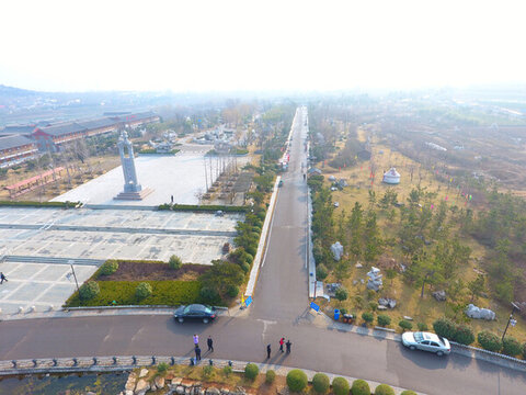 航拍開闊廣場(chǎng)與周邊道路