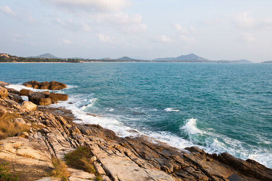 泰國(guó)蘇梅島海濱海浪拍擊礁石