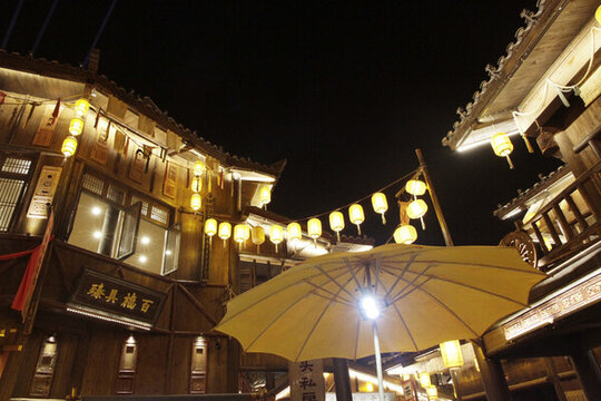 江夏里老碼頭古街夜景下的溫馨燈火