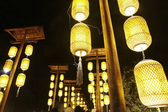 江夏里夜間竹制燈籠景觀