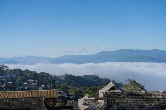景邁山云霧繚繞的山間村落