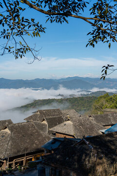 景邁山云霧繚繞的山間村落
