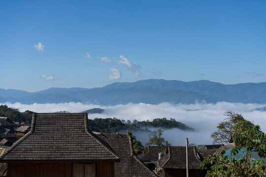 景邁山云霧繚繞的山間村落