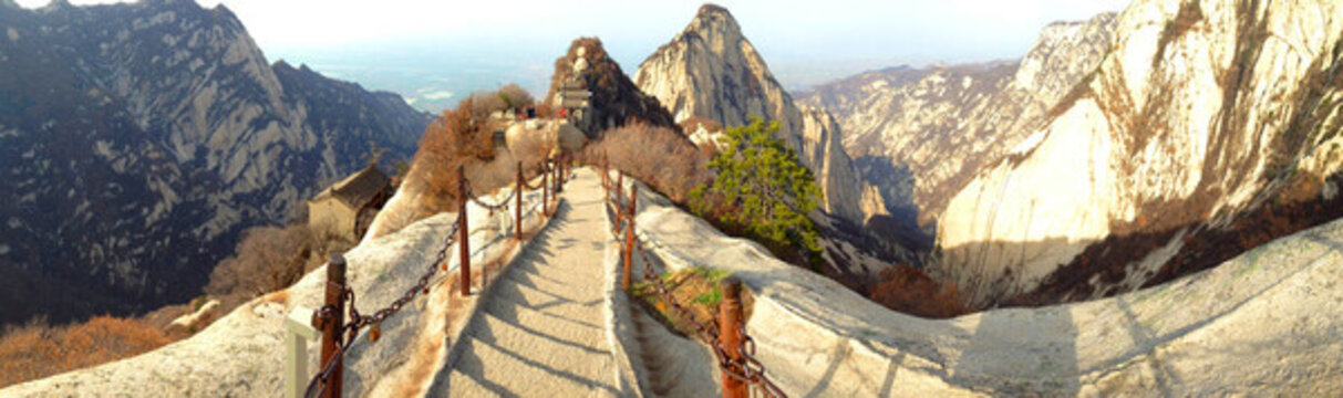 華山險峻山間步道美景