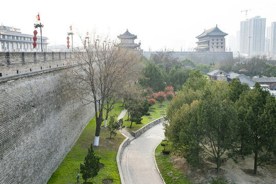 西安古城墻下的園林景致