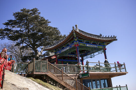 華山山頂中式古亭游人觀景