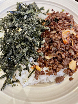海苔肉末蓋飯美食特寫(xiě)