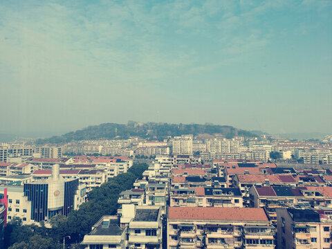 城市建筑群與遠(yuǎn)山景致
