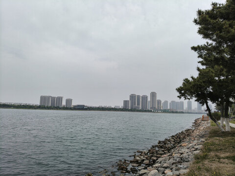 湖畔城市風光
