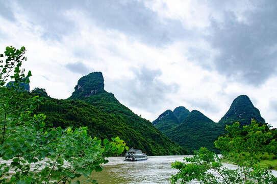 漓江山水間的游船景致