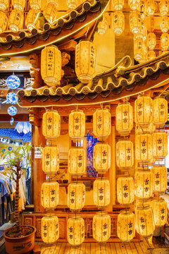 古城夜景一墻桔黃色吉市燈籠
