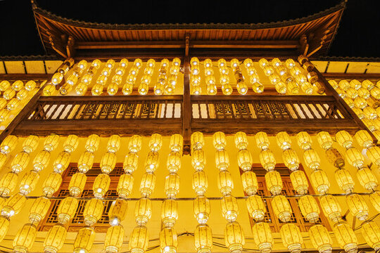 屋檐下桔黃色吉市燈籠的夜景