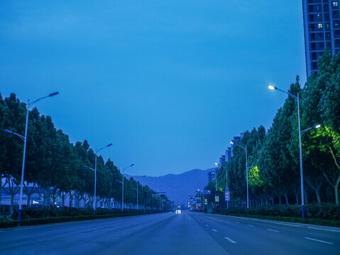 夜色中的城市寬闊道路