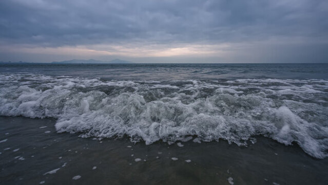 海浪翻涌的陰沉海濱