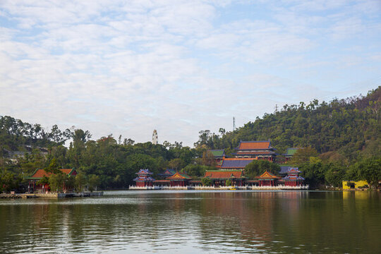 珠海圓明新園湖畔中式古建與青山美景