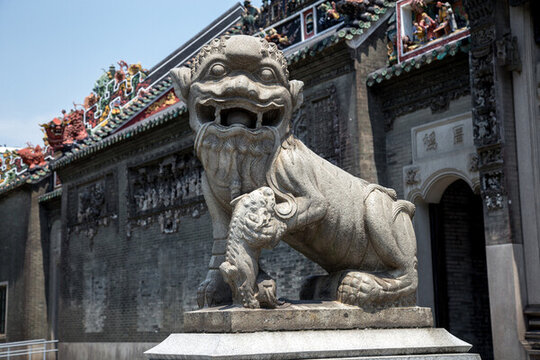 廣州陳家祠中式古建筑前的石獅子