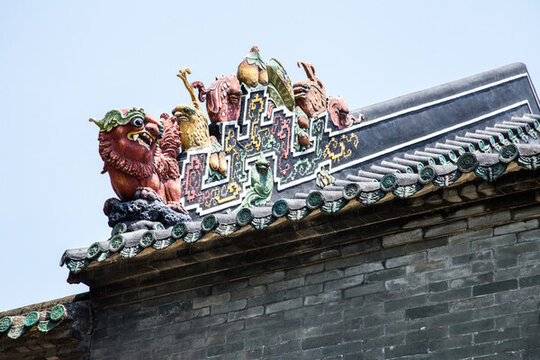 廣州陳家祠古建筑屋頂上的精美雕塑