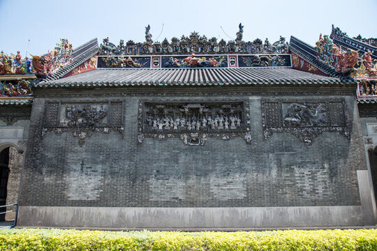廣州陳家祠中式古建筑灰墻與精美屋脊