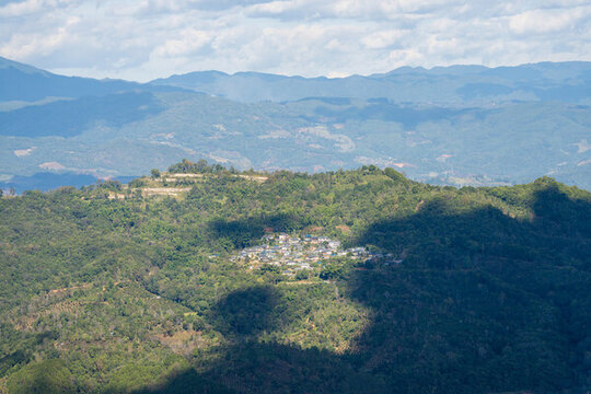 山間村落與蔥郁群山景致
