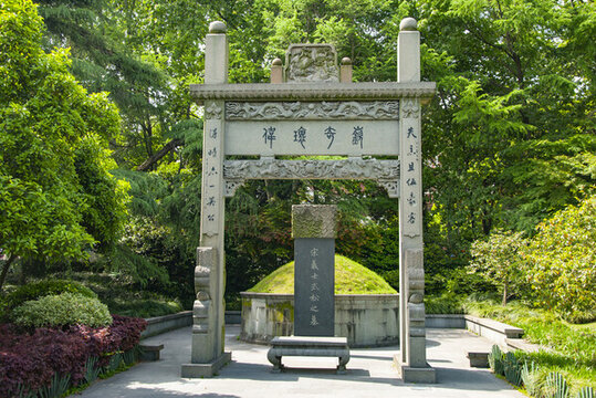 古樸牌坊下的靜謐陵園
