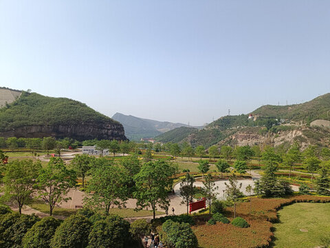 山間綠意盎然的美麗公園