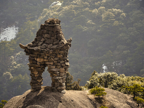 黃山石頭壘砌的石亭