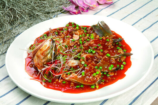 美味紅燒魚擺盤中