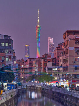 廣州塔下的城市河畔夜景