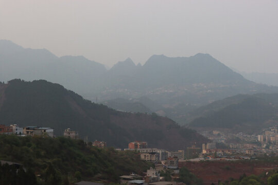 山城霧靄中的城市與山巒