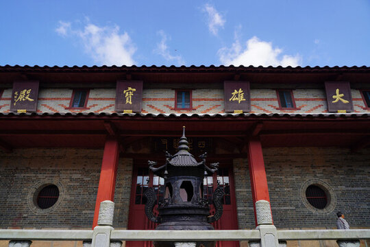 九江永修真如寺古建廟宇前的精美香爐