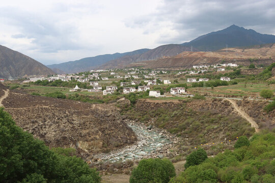 山間村落與蜿蜒溪流之景