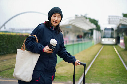 電車站旁的女子