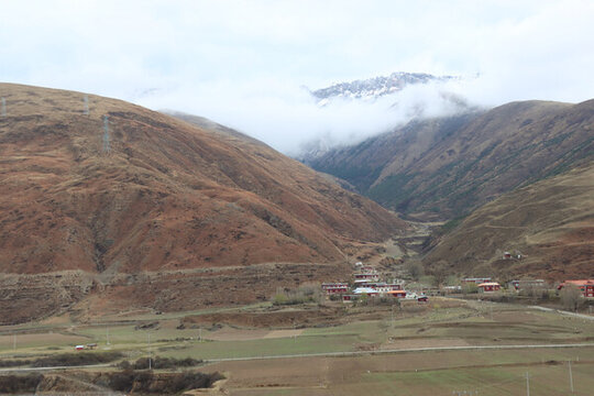 山間村落與壯麗山景