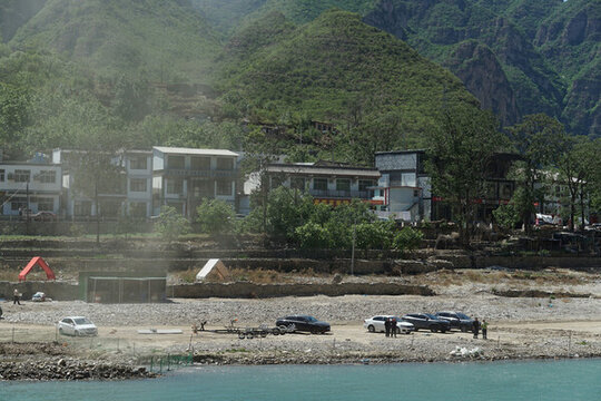 山水邊的村落與停車(chē)場(chǎng)景