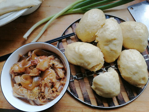 饅頭大鍋菜