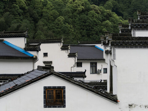 白墻黛瓦的中式傳統(tǒng)建筑群