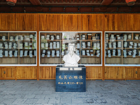 毛萇公雕像