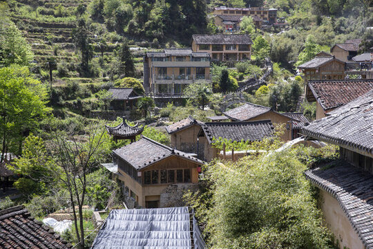 山間古樸村落景致