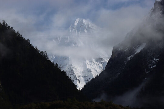 云霧繚繞中的巍峨雪山
